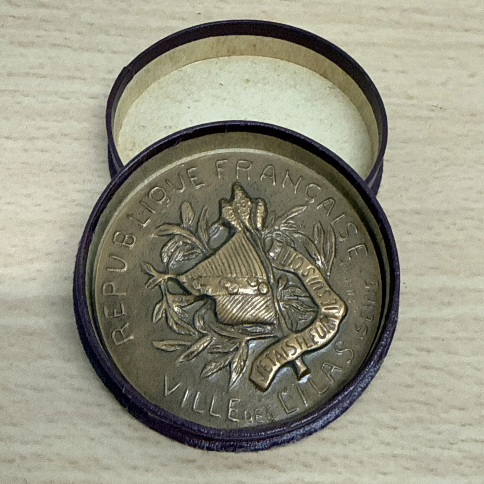 Médaille Republique, Française Ville Des Lilas Seine En Bronze