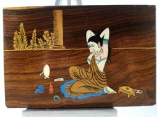 Osso di legno esotico vintage e intarsio multicolore.  Donna seduta che si pettina i capelli. 