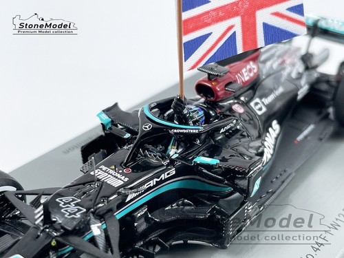 Mercedes F1 W12 44 Lewis Hamilton British 2021 Winner with Flag 1:43 Spark S7683 - Picture 9 of 10