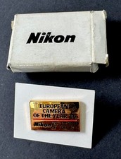 Nikon fotocamera europea dell'anno 86 F-501 distintivo spilla vintage (confezione)