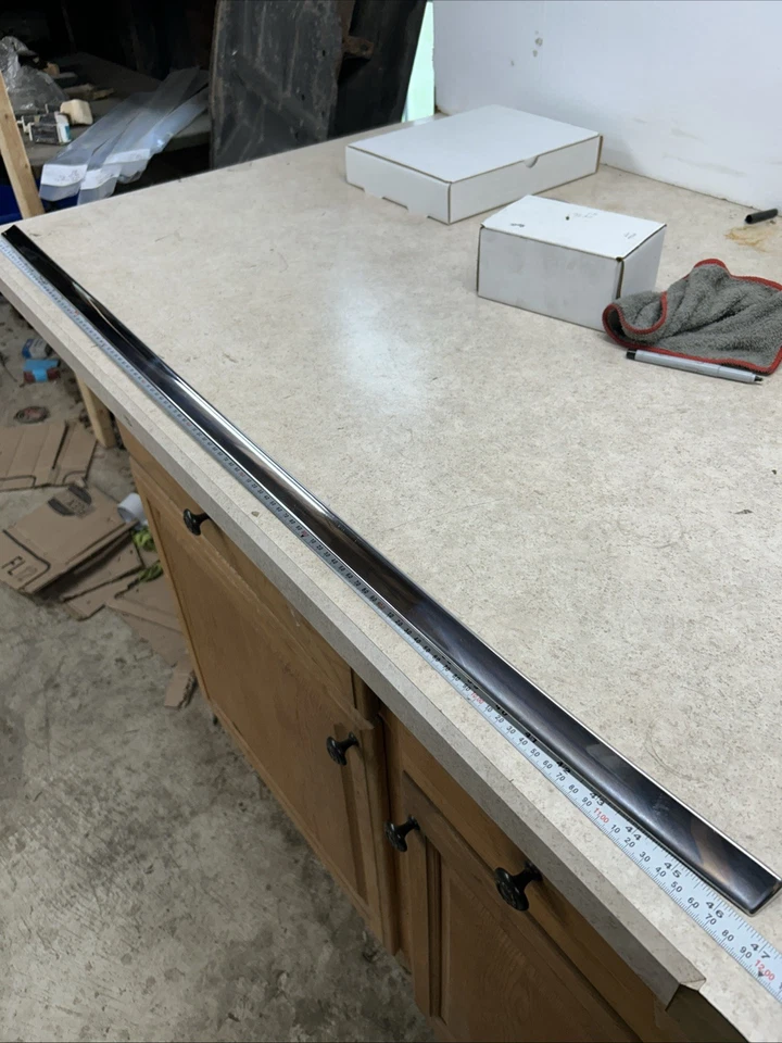 Ford Custom 300 1957 2 puertas moldura de puerta inferior izquierda Foto 4 de 4