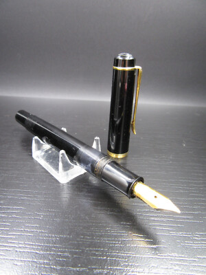 Y972   Vintage '' Pelikan M200 '' Kolbenfüller Füller Schwarz Gold   
