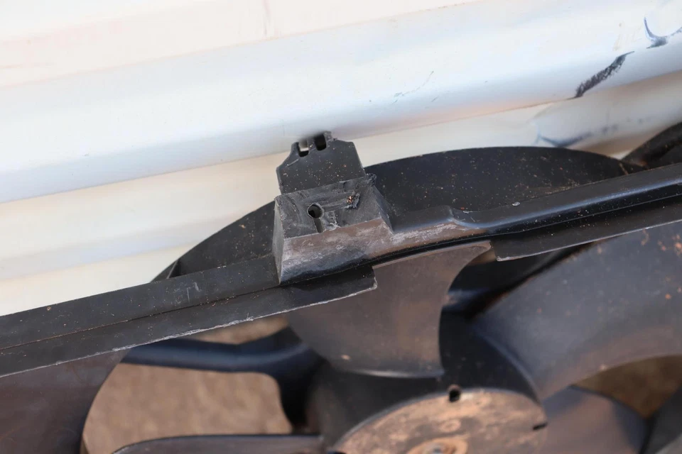 Infiniti G35 2003-2007 cupé motor radiador doble ventilador de refrigeración cubierta motor OEM Foto 3 de 4