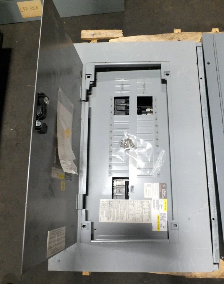 GE - AQF3241AB - 100 A - 208/120 V - 24 ESPACIOS - 3 PH - PANEL INTERRUPTOR PRINCIPAL #317 Foto 2 de 4