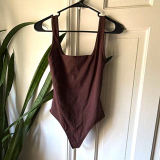 Body Babaton Aritzia marrón de una pieza para mujer talla S regular elástico inalámbrico