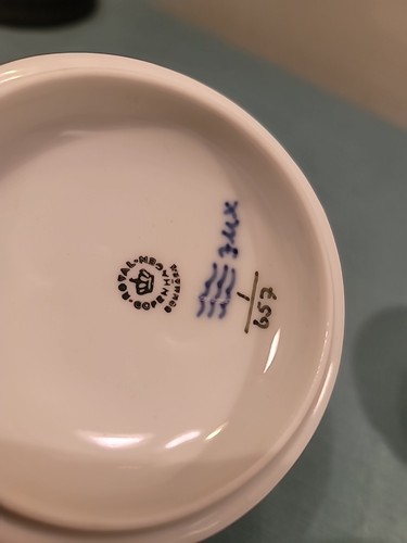 Royal Copenhagen Denmark - Blue Fluted Half Lace - 657 Covered Sugar Bowl - Picture 7 of 13
