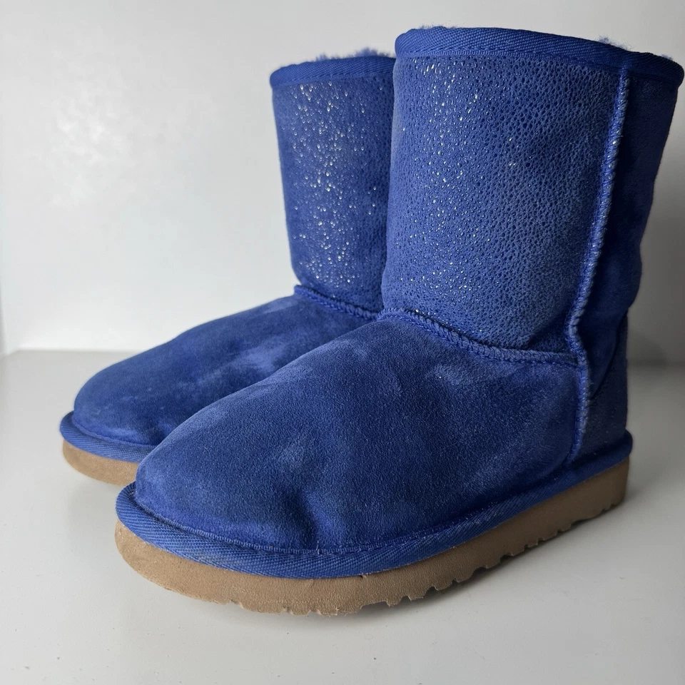 Bota de Invierno UGG Clásica Corta Serein AZUL para Niña-Talla 2Y Foto 2 de 4