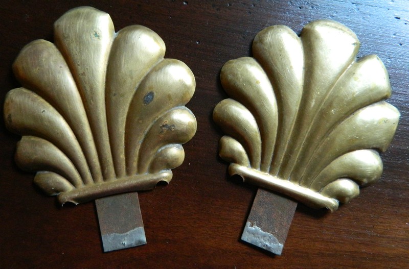 1800'S SET OF 2 ANTIQUE DRAPE CURTAIN CLIPS COQUILLE SHELL SCALOP DESIGN