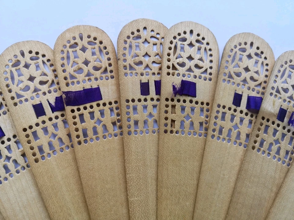 Hübscher antiker Handfächer aus Holz mit Bund & Lochmuster  - Bild 4 von 4