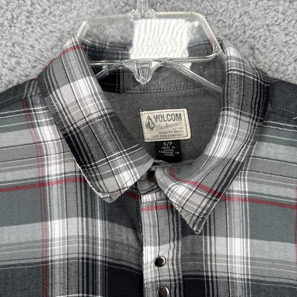 VOLCOM Workwear Shirt Mens Small Snap Button L/S Plaid Black Red Grey - Image 2 of 4