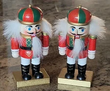 2 Mini Nutcracker Figurines Red Green 4 1/2" Soldier Christmas Village 