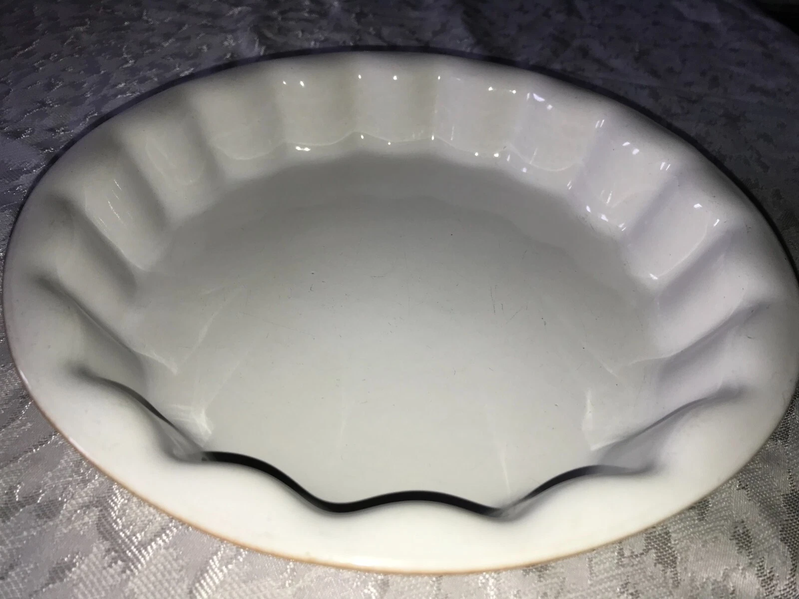 Vintage WILTON Industries STONEWARE 10"Round PIE PLATE Ruffled Pan 2004 PORTUGAL