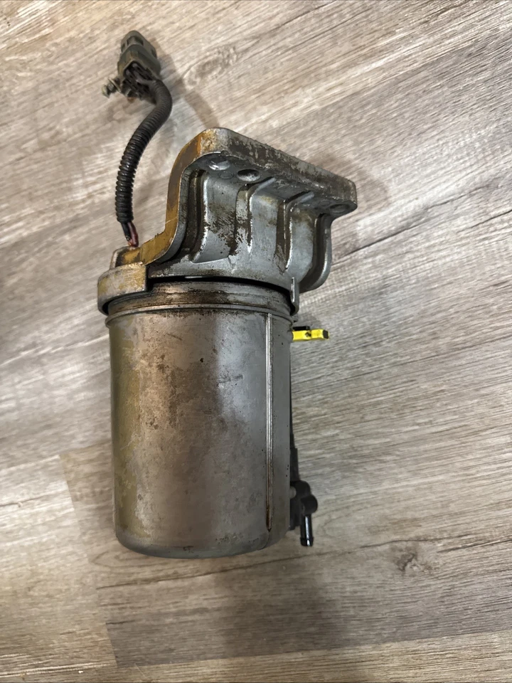 Dodge Ram 1998,5-1999 5,9 L Cummins 24 válvulas OEM filtro de combustible carcasa 3943976 perno Foto 2 de 4