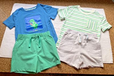 Flapdoodles Jungen Dinosaurier 4-teiliges Set T-Shirt & Shorts - Größe UK 2-3 Jahre