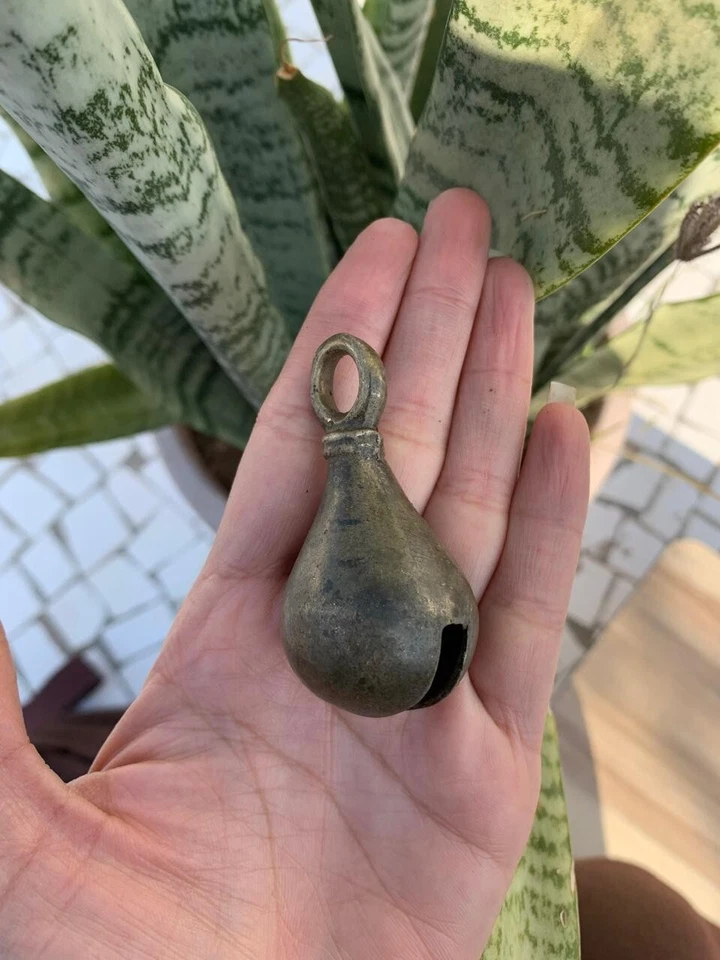 Campana de vaca de latón única primitiva vintage coleccionable 133 Foto 2 de 4