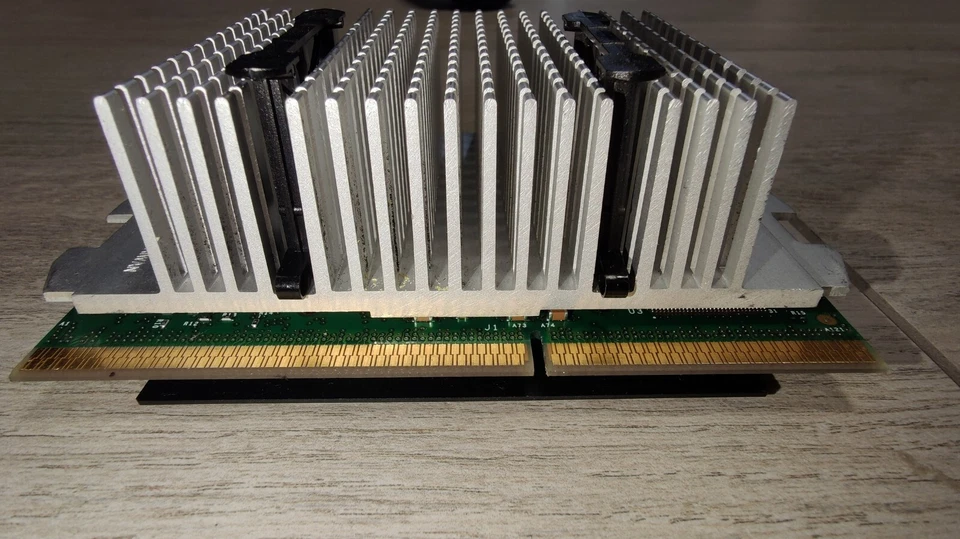 PROCESSORE CPU Intel Pentium III 550/100/512 S2 SL3FK KATMAI 250NM SLOT 1 - Immagine 3 di 4