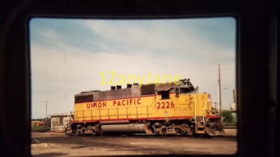 PY19 ZUG LOKOMOTIVE 35MM SLIDE UNION PACIFIC 2226, WICHITA, KS 1990