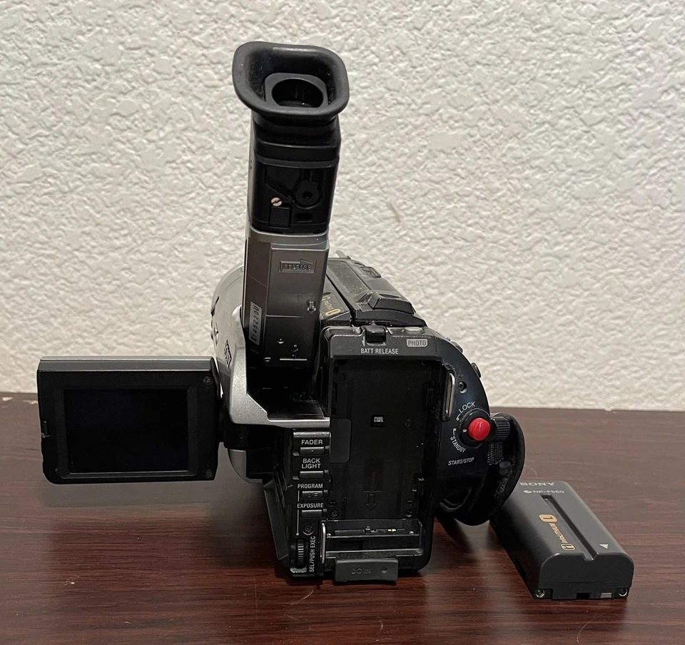 Sony Handycam DCR-TRV103 Digital-8 Camcorder Parts Or Repair (read description) - Image 3 of 4
