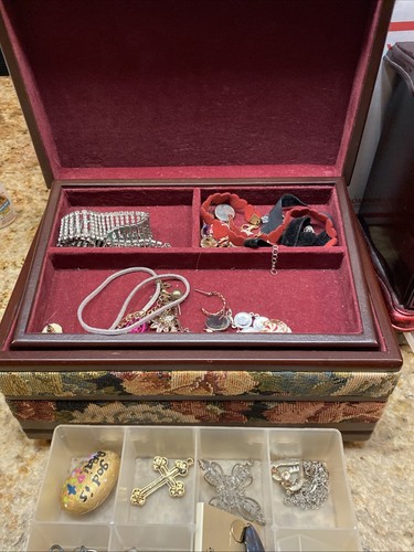 Costume Jewelry LOT Plus 4 Jewelry Boxes - Picture 4 of 14