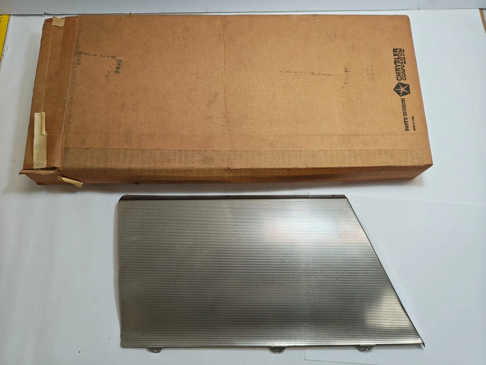 1965 - 1966 年克莱斯勒纽约客左侧下挡泥板表面板 2524293 NOS。 — 第 4/4 张图片