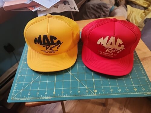 2 chapeaux de camion vintage MAC TOOLS COURSE jaune et rouge - Photo 1/8