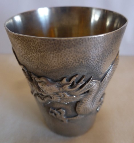 ANTIQUE CHINESE EXPORT HM 916 HAMMERED SILVER CUP WITH RELIEF DRAGON - 54.5 gr. - Picture 7 of 12