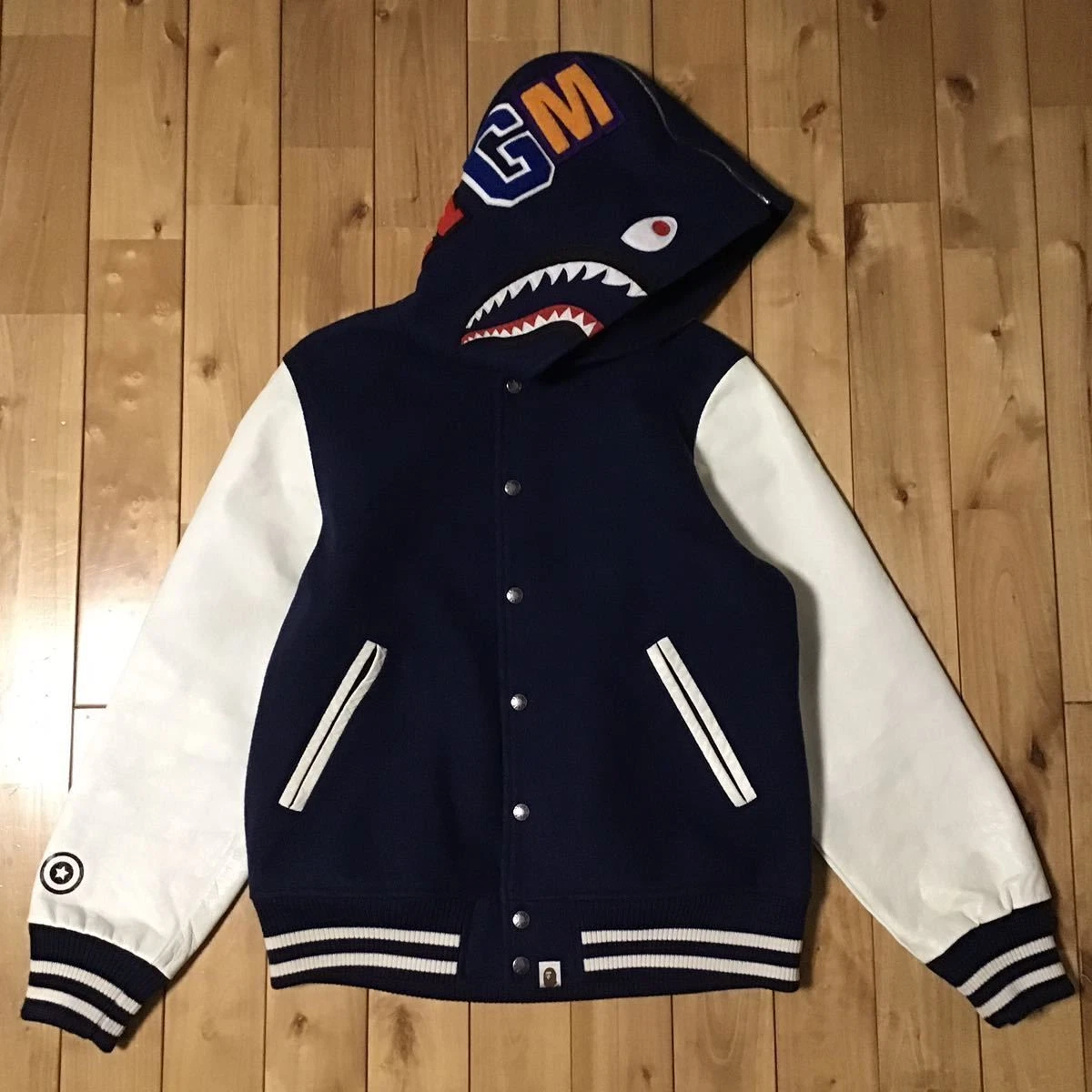 A BATHING APE (BAPE) Giacca da varsity BAPE in pelle di vacchetta manica squalo Navy A Bathing Ape taglia L 2503T