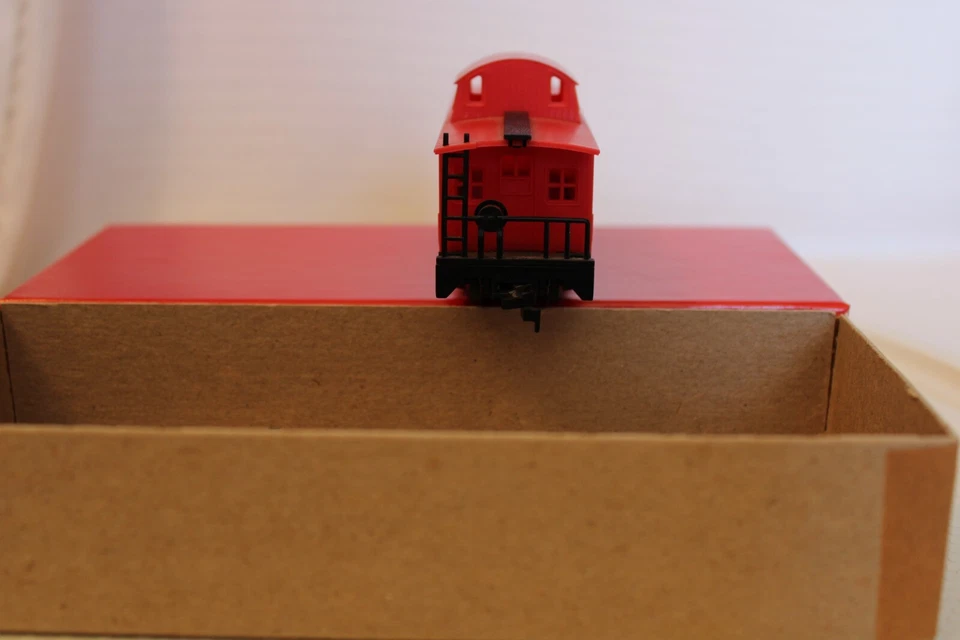 HO Scale Model Power, 33' Caboose, Safety First, Red, #9145Built RTR - Image 4 of 4