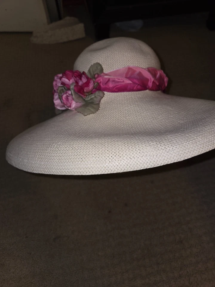 Sombrero de mimbre blanco usado propiedad de Vivien Leigh con flores del estilista Sydney Guilaroff Foto 3 de 4
