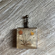 Raro posacenere vintage misura borsa tono oro con disegno floreale 2 1/2 x 1 1/2