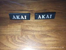 COPPIA LOGO STEMMA CASSE AKAI ETICHETTE TELE DIFFUSORI STEREO HIFI IN METALLO 