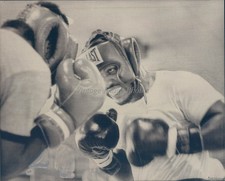 1972 Joe Frazier Mike Boswell Partner Helmet Wirephoto Vintage 7x9