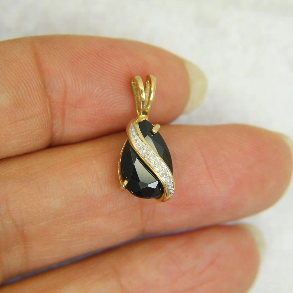 Colgante de diamantes con zafiro de oro de 9 quilates Foto 3 de 4