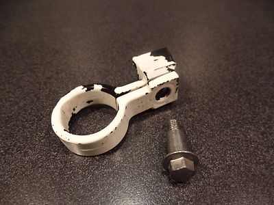2006 SUZUKI RMZ 450 CLUTCH SIDE BOTTOM TRIPLE CLAMP TREE CABLE GUIDE 
