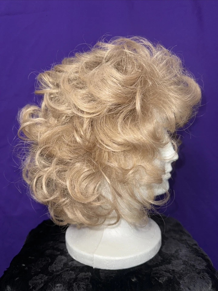 Peluca corta rubia estilo Paula Young para mujer. ABBEY Foto 4 de 4