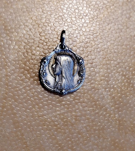 Broche Ancienne Vierge Marie En Métal Argenté - Bijou Vintage Religieux