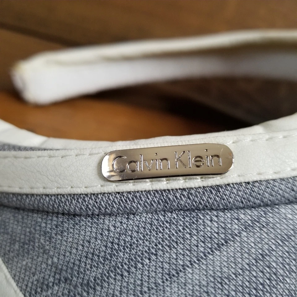 Gorra de mujer Calvin Klein ala ancha gris blanco visera de sol algodón para mujer Foto 2 de 4