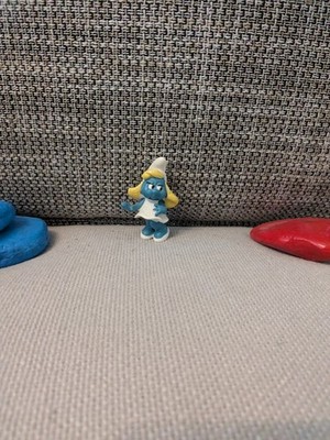 2.0034 Schlumpfinchen Variante gelber Punkt kleine Version Schlümpfe smurfs E026