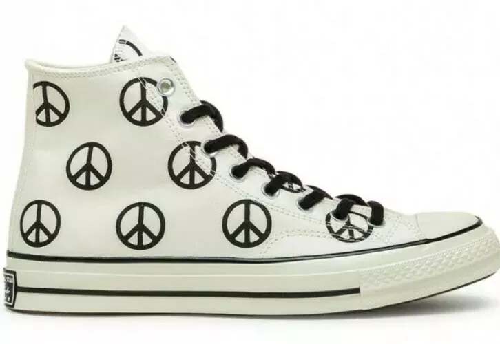 Converse avec ecriture sale
