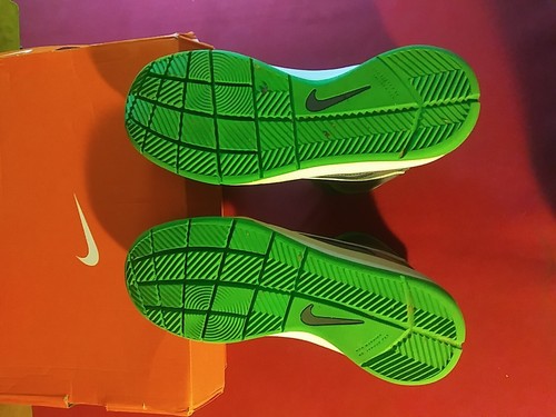 Nike Team Hustle D6 Gs Grey Neon Boys Youth Size 7 - Picture 4 of 5