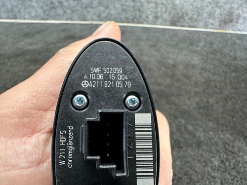 MERCEDES W211 E550 E63 TAPA MALETERO INTERRUPTOR BOTÓN MONTAJE OEM - Imagen 4 de 4