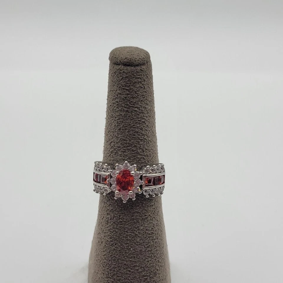 Anillo de diamantes de imitación de vidrio rojo y transparente relleno de oro blanco de 18 quilates talla 6 Foto 2 de 4