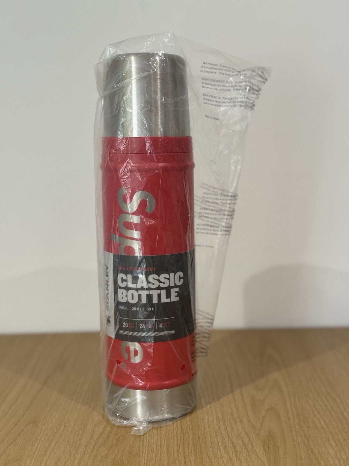 Botella aislada al vacío Supreme x Stanley 20 oz roja - nueva con embalaje