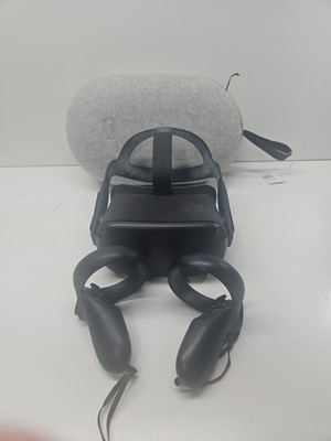 Oculus Quest VR Headset With Controllers And Case