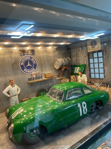 Mercedes-Benz 300SL W194 #18 (CMC) - Garage Diorama with lights (1/18 scale) - 第 4/6 張圖片