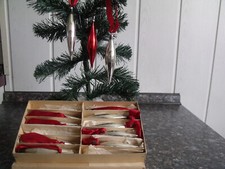 Weihnachtsschmuck,12 ältere kleine,schmale Oliven 10cm in OVP, evtl.  Federbaum