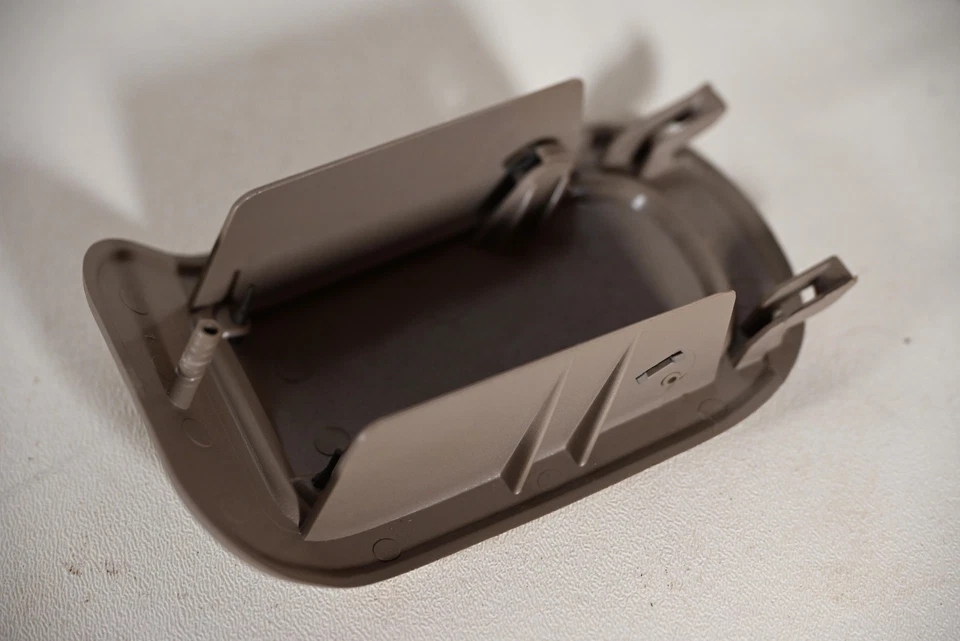 Cubierta de anclaje de asiento infantil central trasero Buick Regal/Century 97-05 marrón tostado beige Foto 2 de 2