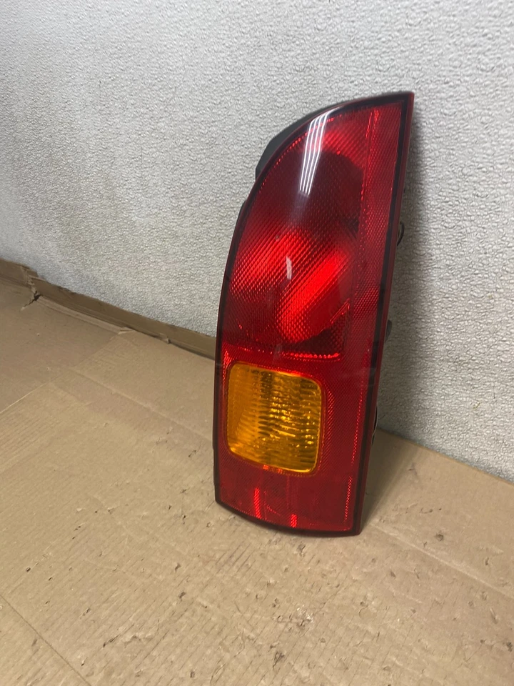 Luz trasera lateral derecha Nissan Quest 1999 a 2000 pasajero OEM U2955 DW Foto 2 de 4