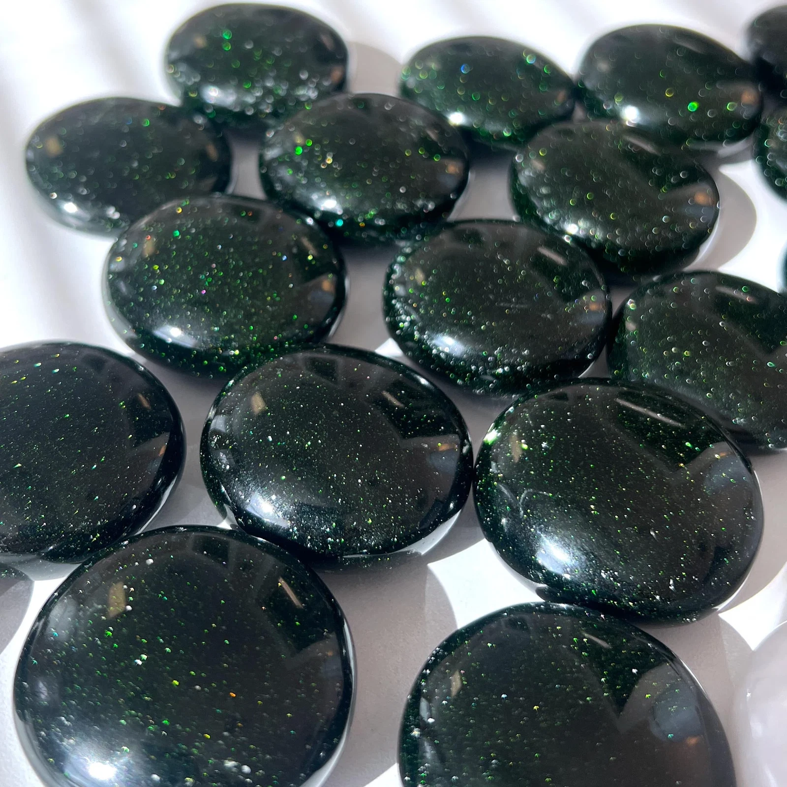ABUNDANCE Green Goldstone round Palm Stone   Emotional Healing   Ambition   Conf