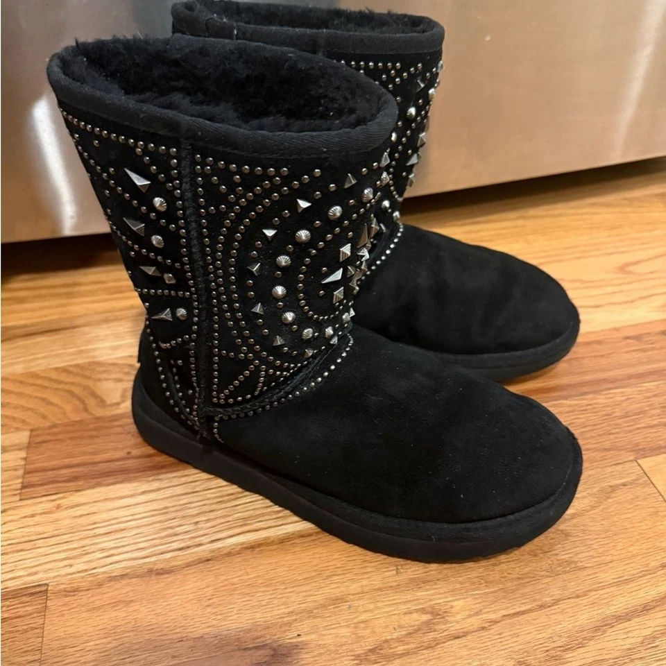 Botas UGG Piel de Oveja Fiore Deco Tachuelas Talla 7 Negro Gamuza Cuero Adornado Raras Foto 2 de 4